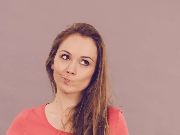 Mujer Confundida Teniendo Expresión Cara Dudosa Mirando Con Mirada Disgustada — Foto de Stock