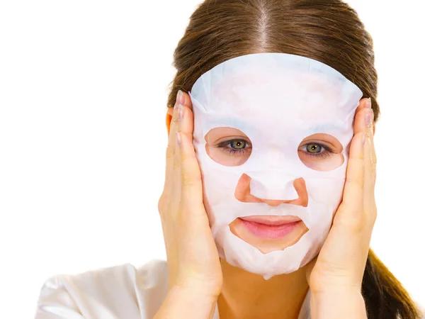 Mulher Aplicar Máscara Lençol Rosto Branco Menina Cuidando Pele Tratamento — Fotografia de Stock