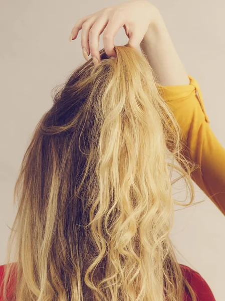 Frau Aufgeregt Schaut Auf Ihre Freundin Lange Ombre Farbe Haare — Stockfoto