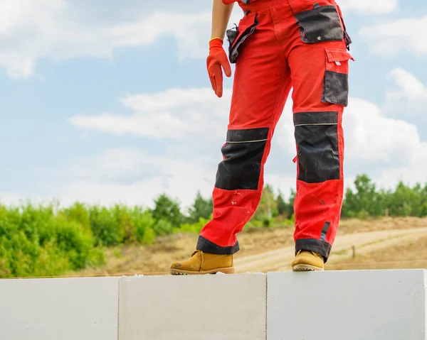 Piernas Sección Baja Del Trabajador Construcción Con Pantalones Trabajo Botas —  Fotos de Stock