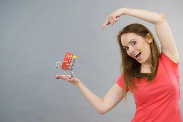 Щаслива Жінка Яка Насолоджується Продажами Самка Тримає Маленьку Вагонетку Процентним — стокове фото