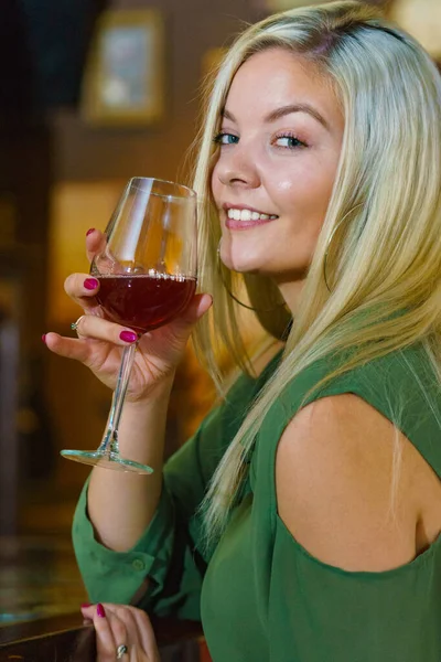 Szczęśliwa Dziewczyna Szklanką Alkoholu Nocnym Klubie Przy Ladzie — Zdjęcie stockowe