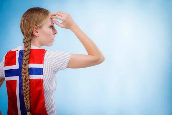 Blond Flicka Fläta Hår Med Norsk Flagga Ryggen Kopiera Utrymme — Stockfoto