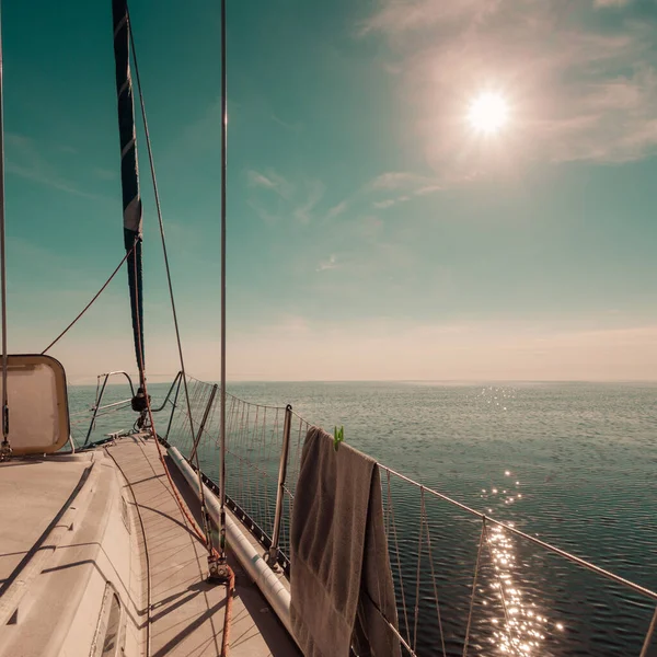 Yachting Barco Vela Durante Tempo Ensolarado Verão Água Mar Azul — Fotografia de Stock