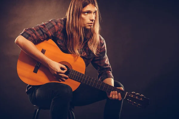 Guitariste Essayant Des Accords Jeune Musicien Masculin Pratiquant Guitare Instrument — Photo