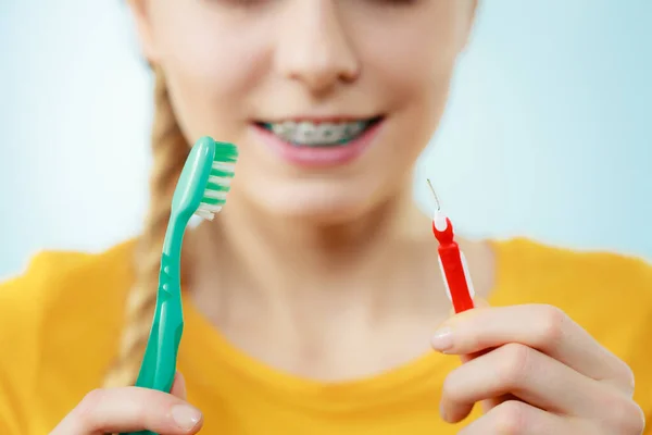 牙科医生和正牙医生的概念 使用两种不同的刷子 小牙刷和手动牙刷清洁和刷牙的年轻女子 — 图库照片