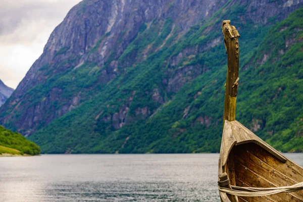 Starý Dřevěný Vikingský Člun Fjordovém Pobřeží Hory Sognefjord Cestovní Ruch — Stock fotografie