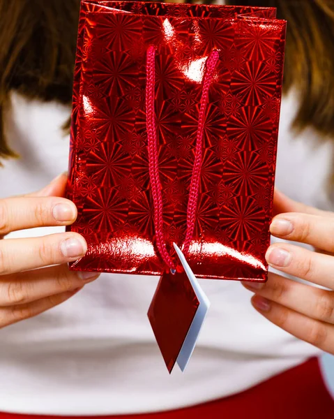 Feminino Segurando Presente Saco Presente Vermelho Mãos — Fotografia de Stock