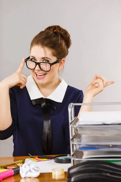 Glückliche Geschäftsfrau Die Energisch Schreibtisch Sitzt Und Voller Dokumente Ordnern — Stockfoto