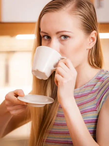 Ευτυχισμένη Γυναίκα Στέκεται Στην Κουζίνα Κρατώντας Φλιτζάνι Τσάι Του Καφέ — Φωτογραφία Αρχείου