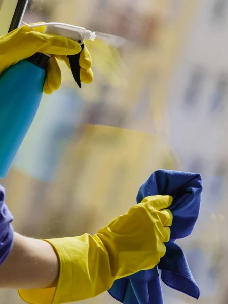 Weibliche Hand Gelben Handschuhen Putzt Fensterscheibe Mit Lappen Und Sprühwaschmittel — Stockfoto