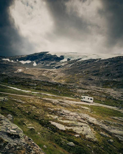 Coche Campista Montañas Noruegas Camping Naturaleza Viajar Vacaciones Concepto Aventura —  Fotos de Stock