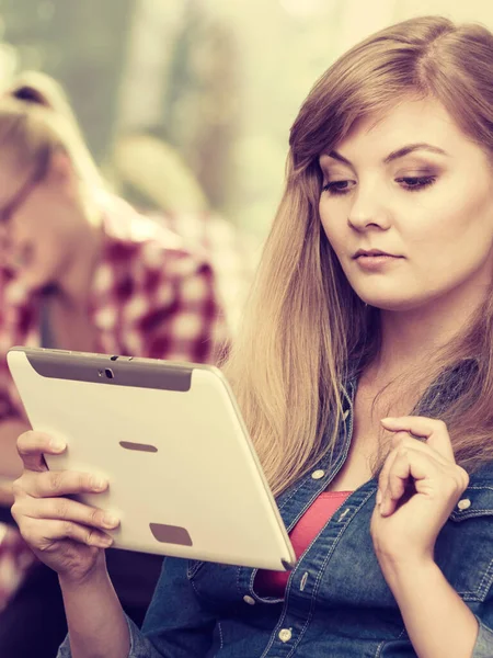 Edukacja Liceum Cyfrowa Koncepcja Uczenia Się Online Uczennica Tabletem Siedząca — Zdjęcie stockowe