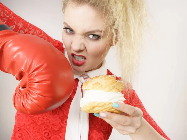 Дієта Концепція Втрати Ваги Смішна Блондинка Тримає Смачний Пухкий Торт — стокове фото