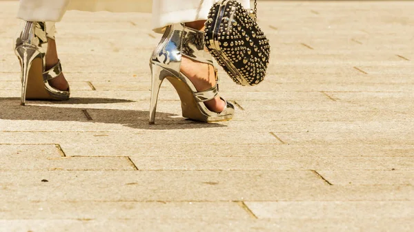 Wanita Tak Dikenal Memakai Pakaian Modis Tutup Perak Sepatu Hak — Stok Foto