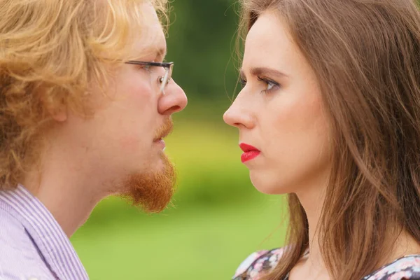 Hombre Una Mujer Serios Mirándose Los Ojos Teniendo Una Mala — Foto de Stock