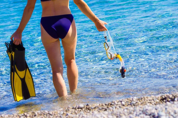 妇女后视图与浮潜设备鳍和浮潜口罩管在海滩沿岸 夏日假期游泳乐趣概念 — 图库照片