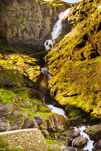 挪威欧洲的特罗尔斯路径特罗斯蒂根山路 瀑布和桥梁 国家旅游线路 — 图库照片