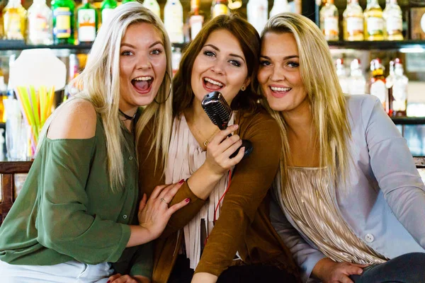 Mutlu Kadın Pub Kız Gece Dışarı Sahip Karaoke Barda Birlikte — Stok fotoğraf