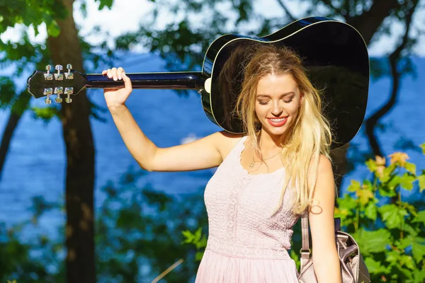 旅行休暇 ヒッチハイクの概念 アコースティック ギターの自然の屋外の夏少女ヒッピー スタイル — ストック写真