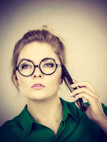 Mujer Negocios Enfocada Con Camisa Verde Gafas Rojas Hablando Por — Foto de Stock