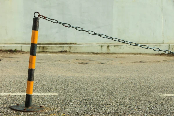 Pólo Preto Amarelo Segurança Com Pequena Corrente Conceito Detalhes Urbanos — Fotografia de Stock