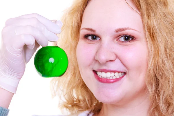 科学和教育 学校实验室的科学家 快乐的女孩拿着装有绿色液体的化学瓶 烧杯的学生生物学实验 样本公式 化学研究结果 — 图库照片