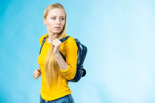 ブロンドの10代の女の子は学校や大学にスタイリッシュなバックパックを着て行く 流行のアクセサリーに合う — ストック写真