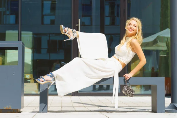 Елегантна Модна Жінка Представляє Модний Міський Одяг Верх Білого Врожаю — стокове фото