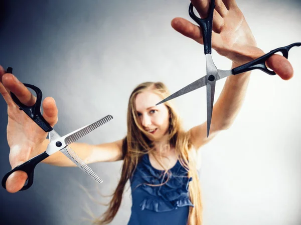 Haarschnitt Friseurkonzept Verrücktes Mädchen Mit Langen Blonden Haaren Die Eine — Stockfoto