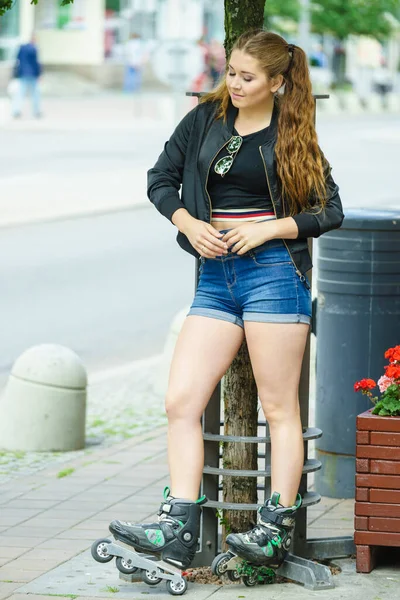 Adolescente Mujer Niña Montando Patines Ruedas Durante Verano Través Ciudad —  Fotos de Stock