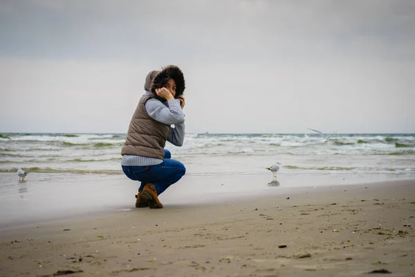 リラクゼーションとレジャー 海岸を歩く女 女性の観光客は自然に水の場所に近いリラックス 秋の寒い季節 — ストック写真