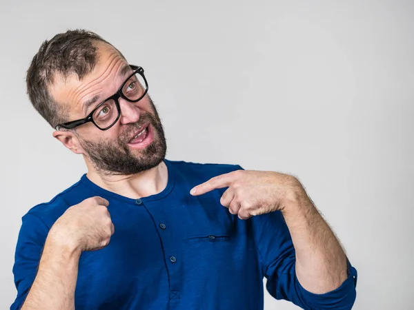 Homem Adulto Que Usa Óculos Que Chocam Tendo Surpreendido Expressão — Fotografia de Stock