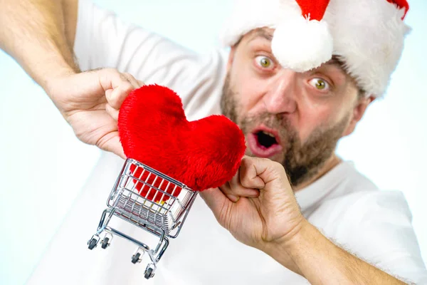 Mann Mit Weihnachtsmann Mütze Und Einkaufskorb Mit Rotem Herz Weihnachten — Stockfoto
