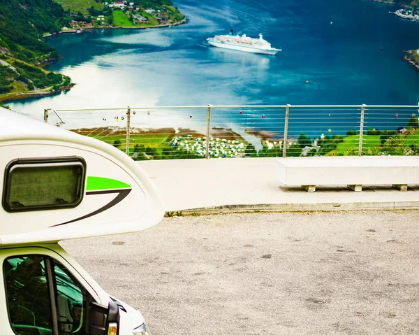 Coche Campista Mirador Flydasjuvet Fiordo Geirangerfjord Con Crucero Noruega Destino —  Fotos de Stock