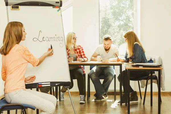 Bildung Wissen Weisheit Und Lernen Neue Dinge Konzept Schülerin Schreibt — Stockfoto