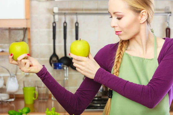 女性の若い女性の長い髪の2つの大きな緑の黄色のリンゴの果物を保持 健康的な食事 ベジタリアン料理 人々のコンセプト — ストック写真