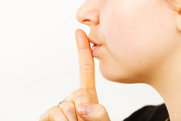 Femme Montrant Silence Shh Geste Avec Doigt Près Bouche Demandant — Photo