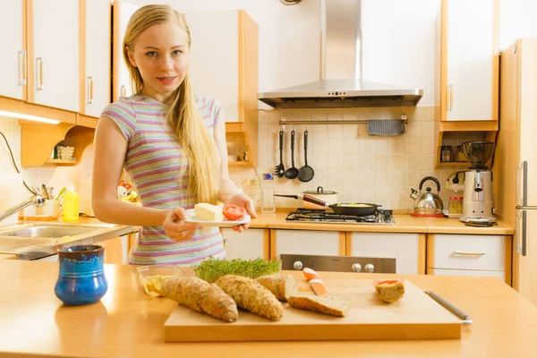 Szczęśliwa Kobieta Kuchni Trzyma Nóż Robiąc Zdrową Kanapkę Salami Kukułką — Zdjęcie stockowe