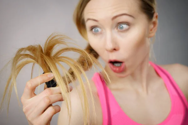 Mujer Feliz Mirando Sus Largas Puntas Pelo Rubio Viendo Los —  Fotos de Stock