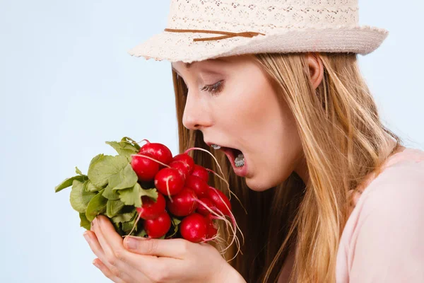 Engraçado Jovem Prestes Morder Rabanete Delicioso Vermelho Conceito Legumes Verão — Fotografia de Stock