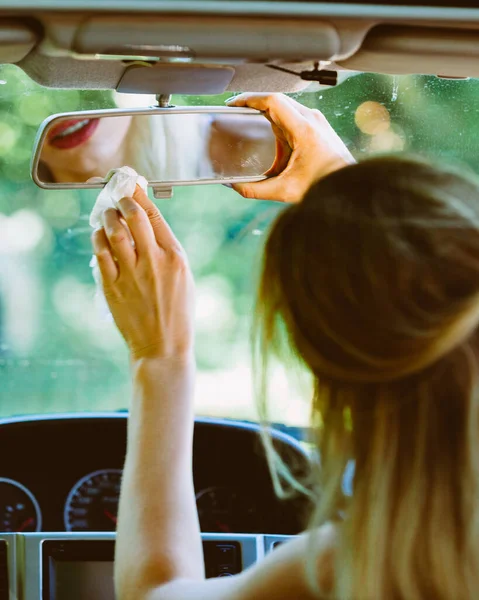 Genç Sarışın Kadın Sürücü Arabada Oturan Arka Koltuktan Görünümü Arka — Stok fotoğraf