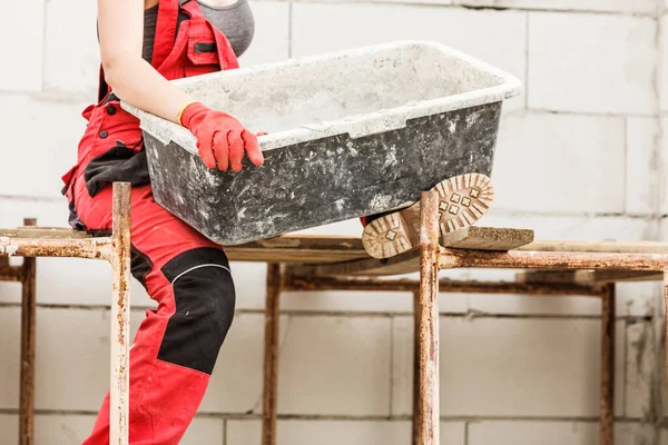 Persona Que Usa Calabozos Trabajando Sitio Construcción Casa Mezcla Cemento —  Fotos de Stock