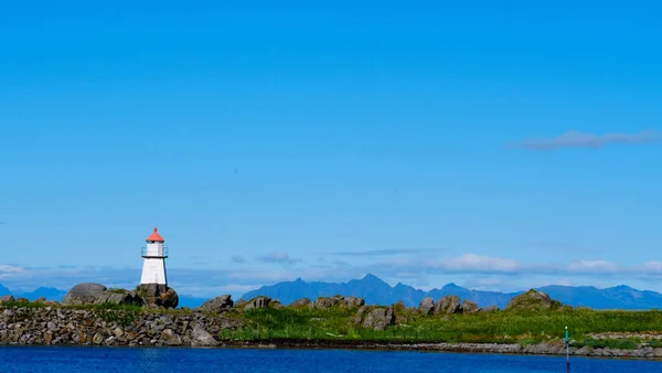 挪威Gimsoya Lofoten群岛Hovsund渔港有灯塔的风景海景 — 图库照片