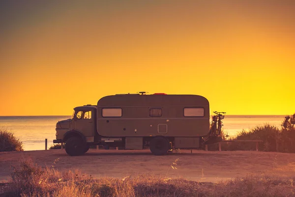 Camper Ψυχαγωγικό Όχημα Κατά Ηλιοβασίλεμα Στις Ακτές Της Μεσογείου Στην — Φωτογραφία Αρχείου