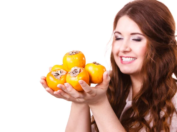 Woman Dziewczyna Łacińskiej Gospodarstwa Persimmon Owoce Kaki Ręce Białym Tle — Zdjęcie stockowe