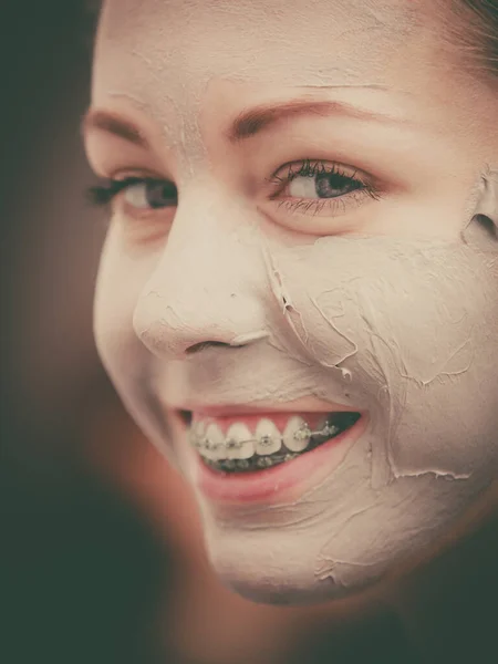 Huidverzorging Positieve Jongedame Met Grijze Klei Modder Masker Haar Gezicht — Stockfoto