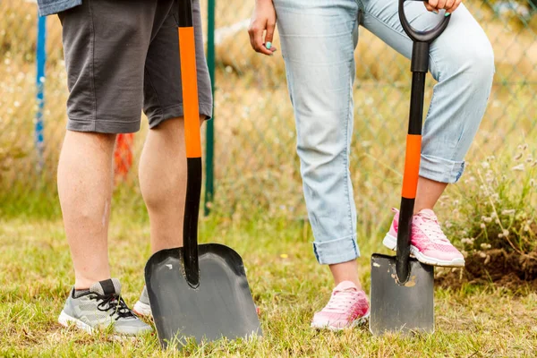 Frau Und Mann Graben Mit Schaufel Loch Erdreich Harte Arbeit — Stockfoto