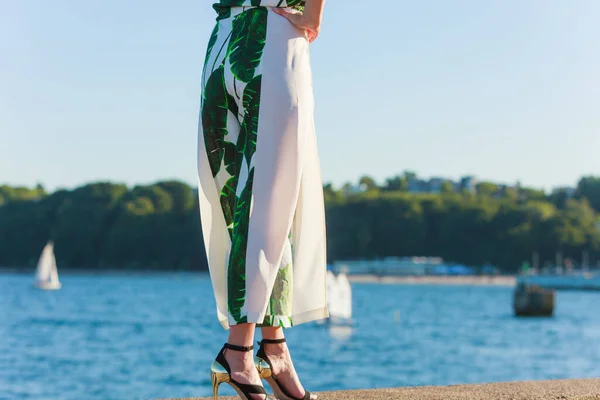 Kobieta Nogi Noszenie Modnej Sukienki Wysokie Obcasy Buty Letnie Kobieta — Zdjęcie stockowe