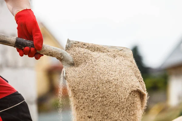 Oigenkännlig Person Arbetare Med Spade Stående Industriell Byggarbetsplats Arbetar Hårt — Stockfoto